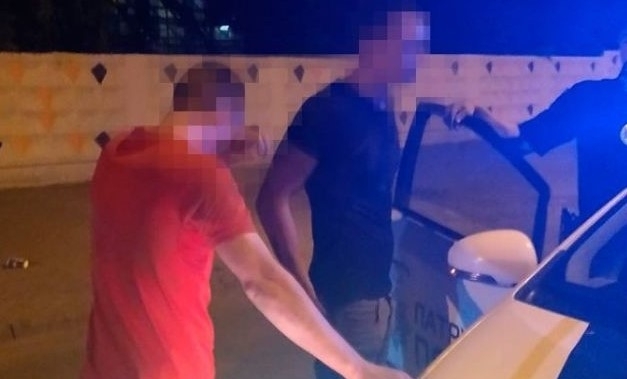 В Запорожье на полицейского напал неадекватный мужчина (ФОТО) Фото № 1 В Запорожье на полицейского напал неадекватный мужчина (ФОТО) Фото № 1
