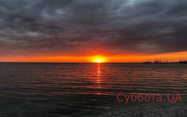 В сети поделились снимками завораживающего заката на курорте Фото № 1 В сети поделились снимками завораживающего заката на курорте Фото № 1