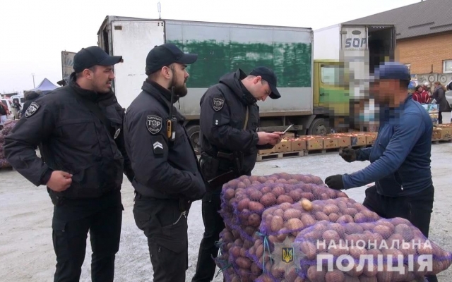 Запорожские копы проверили рынки города (ФОТО, ВИДЕО) Фото № 1 Запорожские копы проверили рынки города (ФОТО, ВИДЕО) Фото № 1