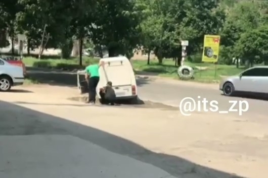 На Космосе машина провалилась в яму (ВИДЕО) Фото № 0 На Космосе машина провалилась в яму (ВИДЕО) Фото № 0