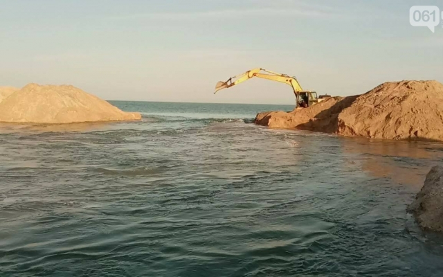 Как это было: Молочный лиман соединили с Азовским морем (ФОТО) Фото № 1 Как это было: Молочный лиман соединили с Азовским морем (ФОТО) Фото № 1