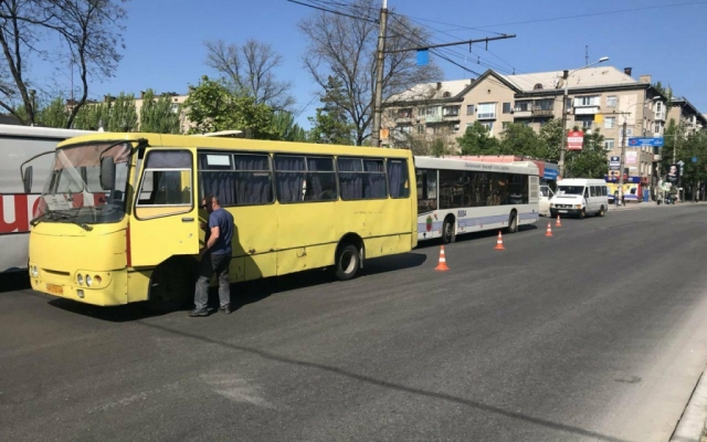 В центре Запорожья столкнулись два автобуса (ФОТО) Фото № 1 В центре Запорожья столкнулись два автобуса (ФОТО) Фото № 1