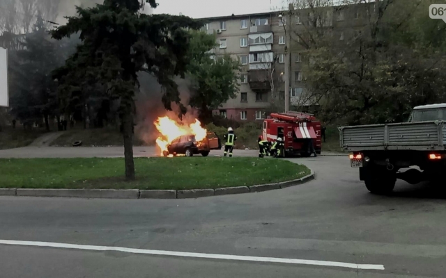 В Запорожье посреди дороги вспыхнул китайский автомобиль (ФОТО) Фото № 2 В Запорожье посреди дороги вспыхнул китайский автомобиль (ФОТО) Фото № 2