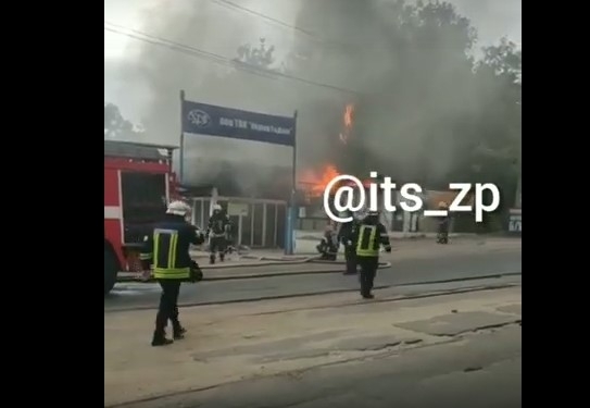 В сети опубликовали видео масштабного пожара в Запорожье (ВИДЕО) Фото № 0 В сети опубликовали видео масштабного пожара в Запорожье (ВИДЕО) Фото № 0