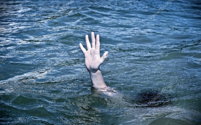 В Бердянске из воды вытащили еле живую девочку-подростка Фото № 0 В Бердянске из воды вытащили еле живую девочку-подростка Фото № 0