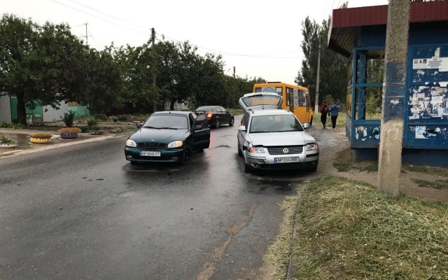 В Запорожской области автоледи устроила ДТП: автомобили оказались на В Запорожской области автоледи устроила ДТП: автомобили оказались на