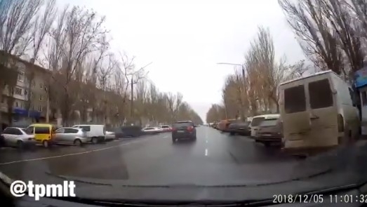 На дороге за один маневр водитель внедорожника чуть не сбил человека и совершил 3 нарушения (ВИДЕО) Фото № 0 На дороге за один маневр водитель внедорожника чуть не сбил человека и совершил 3 нарушения (ВИДЕО) Фото № 0