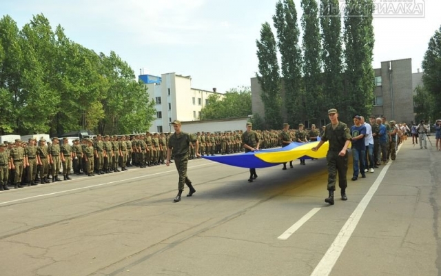 В Запорожье развернули самый большой в Украине государственный флаг Фото № 3 В Запорожье развернули самый большой в Украине государственный флаг Фото № 3