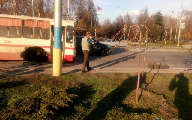 Запорожский троллейбус потерял колесо прямо на проспекте Фото № 0 Запорожский троллейбус потерял колесо прямо на проспекте Фото № 0