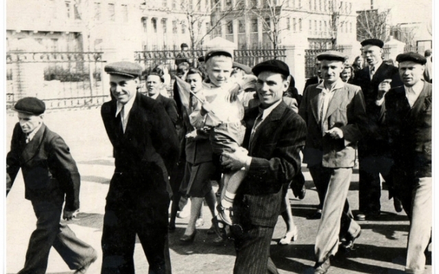 В сети появился необычный снимок 1 мая 1955 года (ФОТО) Фото № 0 В сети появился необычный снимок 1 мая 1955 года (ФОТО) Фото № 0