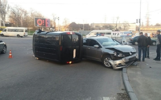 ДТП на Соборном проспекте, автомобиль перевернулся: стали известны подробности Фото № 0 ДТП на Соборном проспекте, автомобиль перевернулся: стали известны подробности Фото № 0