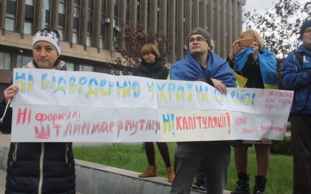 Массовая акция против «формулы Штайнмайера»: полтысячи запорожцев вышли на Майдан (ФОТО) Фото № 15 Массовая акция против «формулы Штайнмайера»: полтысячи запорожцев вышли на Майдан (ФОТО) Фото № 15
