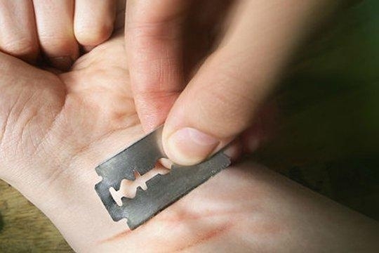 Житель Запорожской области вскрыл себе вены в людном месте Фото № 0 Житель Запорожской области вскрыл себе вены в людном месте Фото № 0