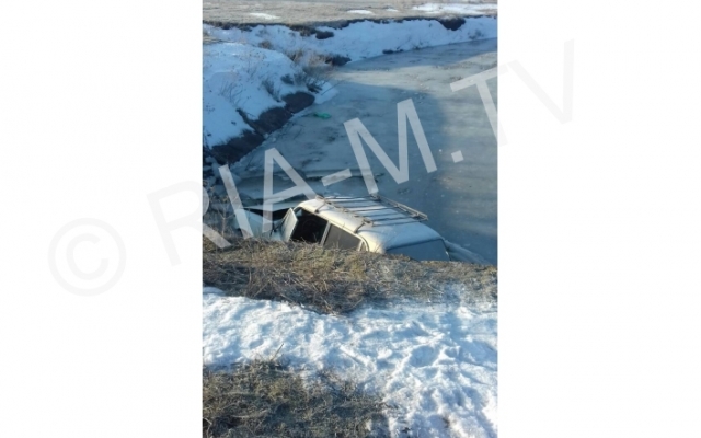 Фотофакт: Водитель утопил свой автомобиль в реке Фото № 2 Фотофакт: Водитель утопил свой автомобиль в реке Фото № 2