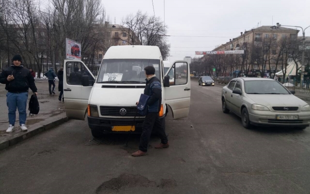 В Запорожье лихачил 17 автобус и маршрутное такси. ФОТО, ВИДЕО Фото № 2 В Запорожье лихачил 17 автобус и маршрутное такси. ФОТО, ВИДЕО Фото № 2