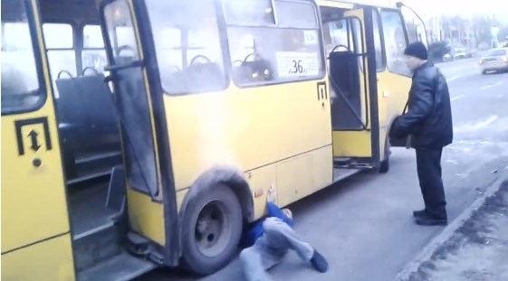 В Запорожье на ходу задымилась маршрутка (ФОТО) Фото № 0 В Запорожье на ходу задымилась маршрутка (ФОТО) Фото № 0