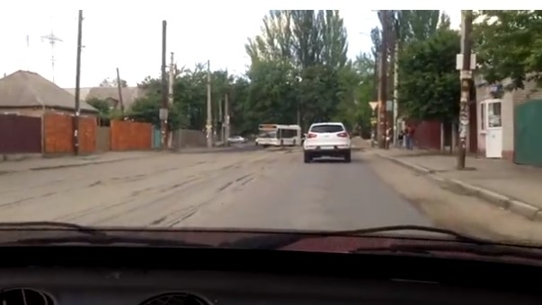 В Запорожье автобус застрял на рельсах: движение затруднено (ВИДЕО) Фото № 0 В Запорожье автобус застрял на рельсах: движение затруднено (ВИДЕО) Фото № 0