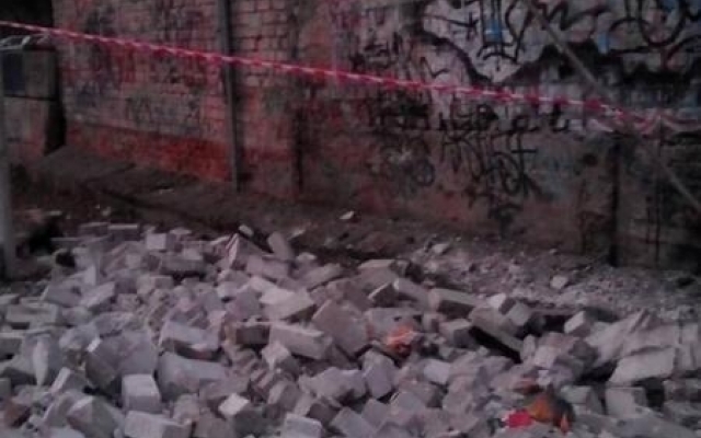 В центре Запорожья гараж едва не убил мужчину и ребенка (ФОТО) Фото № 2 В центре Запорожья гараж едва не убил мужчину и ребенка (ФОТО) Фото № 2