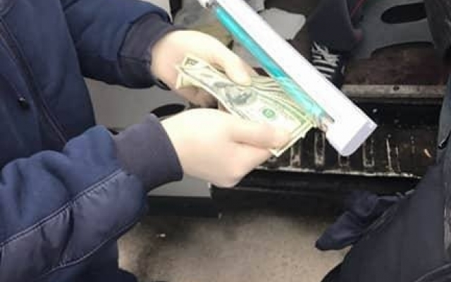 В Запорожье оперуполномоченный полиции попался на крупной взятке Фото № 0 В Запорожье оперуполномоченный полиции попался на крупной взятке Фото № 0