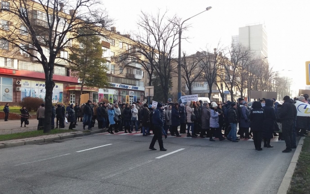 В центре Запорожья митингующие заблокировали дорогу (ФОТО) Фото № 10 В центре Запорожья митингующие заблокировали дорогу (ФОТО) Фото № 10