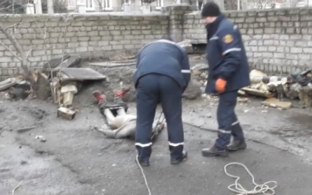 В Запорожья из колодца достали труп (ВИДЕО 18+) Фото № 1 В Запорожья из колодца достали труп (ВИДЕО 18+) Фото № 1