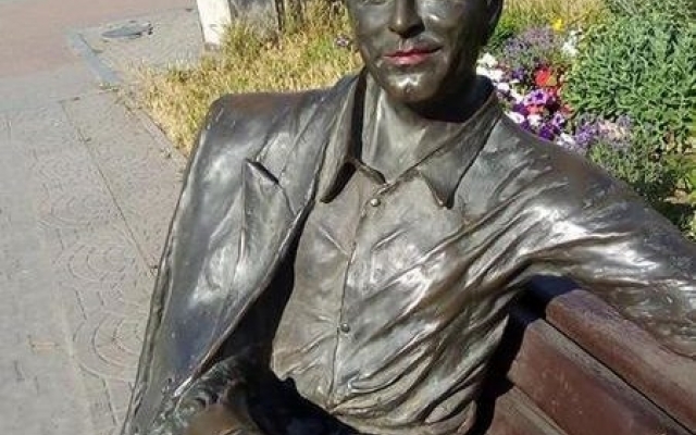 Памятнику на Металлургов сделали маникюр и макияж (ФОТО) Фото № 3 Памятнику на Металлургов сделали маникюр и макияж (ФОТО) Фото № 3