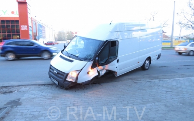 Смотрите: в Запорожской области микроавтобус влетел в билборд Фото № 0 Смотрите: в Запорожской области микроавтобус влетел в билборд Фото № 0