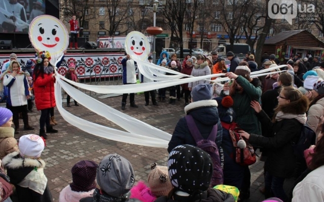Второй день Масленицы в Запорожье: Больше людей и больше бесплатных угощений Фото № 26 Второй день Масленицы в Запорожье: Больше людей и больше бесплатных угощений Фото № 26