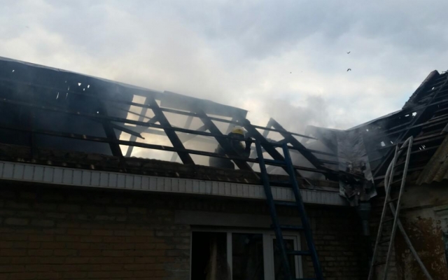 Под Запорожьем из пылающего дома спасали женщину и ребенка (ФОТО) Фото № 1 Под Запорожьем из пылающего дома спасали женщину и ребенка (ФОТО) Фото № 1