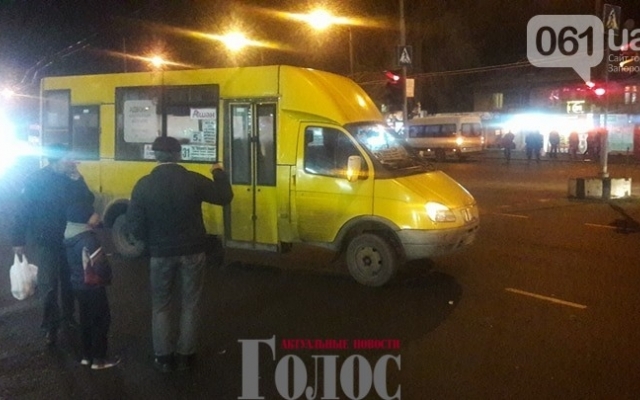 В Запорожье на пешехода наехала маршрутка (ФОТО) Фото № 1 В Запорожье на пешехода наехала маршрутка (ФОТО) Фото № 1