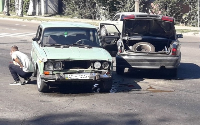 В центре Запорожья из-за ДТП образовалась пробка (ФОТО) Фото № 1 В центре Запорожья из-за ДТП образовалась пробка (ФОТО) Фото № 1