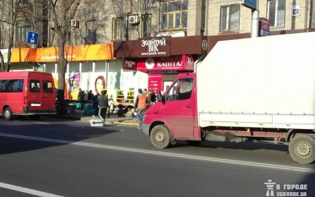 На Базарной устанавливают защитные ограждения вдоль тротуаров (ФОТО) Фото № 0 На Базарной устанавливают защитные ограждения вдоль тротуаров (ФОТО) Фото № 0