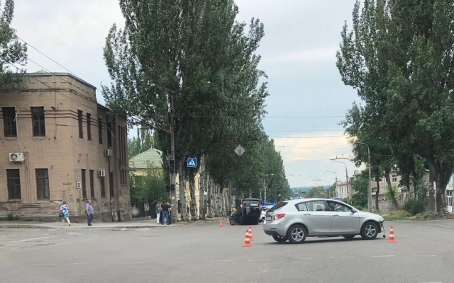 Возле запорожского университета произошло ДТП: Автомобиль опрокинулся (ФОТО) Фото № 0 Возле запорожского университета произошло ДТП: Автомобиль опрокинулся (ФОТО) Фото № 0