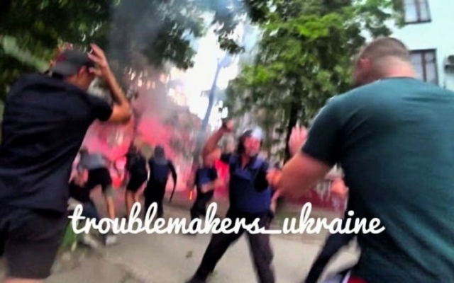 В Запорожье футбольные фанаты устроили потасовку Фото № 0 В Запорожье футбольные фанаты устроили потасовку Фото № 0