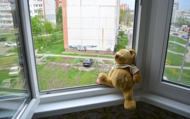 В Запорожье в Днепровском районе выпала девушка с 3-го этажа Фото № 0 В Запорожье в Днепровском районе выпала девушка с 3-го этажа Фото № 0