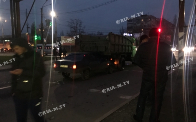 Под Запорожьем ВАЗ влетел под грузовик (ФОТО) Фото № 1 Под Запорожьем ВАЗ влетел под грузовик (ФОТО) Фото № 1