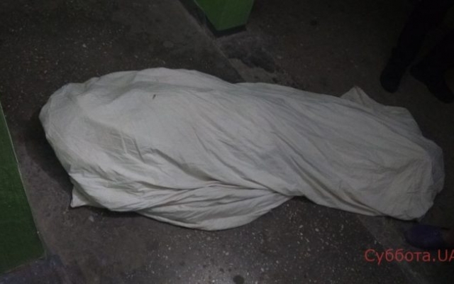 Жительница Запорожья обнаружила в подъезде мёртвого мужа Фото № 0 Жительница Запорожья обнаружила в подъезде мёртвого мужа Фото № 0
