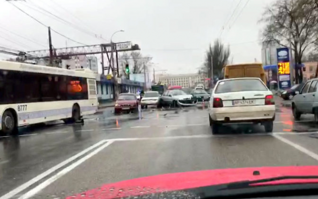 В центре города случилось тройное ДТП: образовалась огромная пробка Фото № 0 В центре города случилось тройное ДТП: образовалась огромная пробка Фото № 0