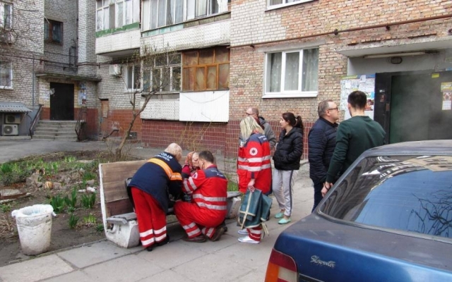 Спасатель, находясь не на службе, вынес запорожанку из задымленной квартиры на руках (ФОТО) Фото № 8 Спасатель, находясь не на службе, вынес запорожанку из задымленной квартиры на руках (ФОТО) Фото № 8