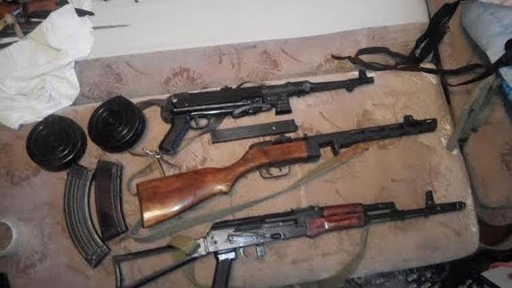 Житель Бердянска хранил дома сабли и автоматы Фото № 1 Житель Бердянска хранил дома сабли и автоматы Фото № 1