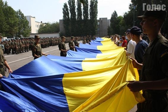 В Запорожье развернули самый большой в Украине государственный флаг Фото № 5 В Запорожье развернули самый большой в Украине государственный флаг Фото № 5