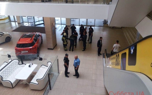 В одном из торговых центров Запорожья ищут бомбу (ФОТО) Фото № 1 В одном из торговых центров Запорожья ищут бомбу (ФОТО) Фото № 1