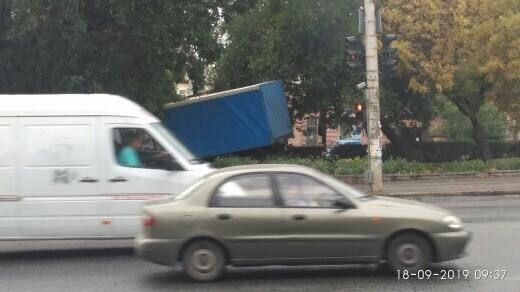В Запорожье грузовик вылетел с дороги (ФОТО) Фото № 3 В Запорожье грузовик вылетел с дороги (ФОТО) Фото № 3