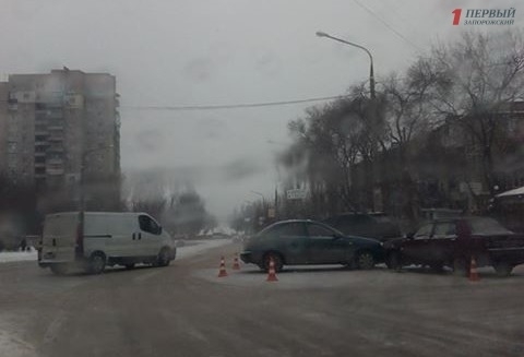 Смотрите: в Запорожье столкнулись два авто Фото № 0 Смотрите: в Запорожье столкнулись два авто Фото № 0