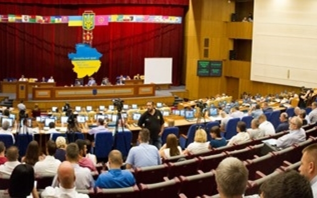 На сессии областного совета работники завода требуют зарплату на разных языках (ФОТО) Фото № 0 На сессии областного совета работники завода требуют зарплату на разных языках (ФОТО) Фото № 0