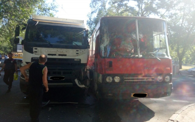 В Запорожье ДТП с участием автобуса и самосвала (ФОТО) Фото № 0 В Запорожье ДТП с участием автобуса и самосвала (ФОТО) Фото № 0