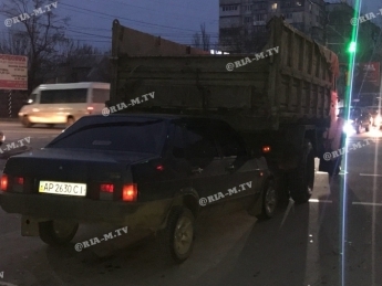 Под Запорожьем ВАЗ влетел под грузовик (ФОТО) Фото № 0 Под Запорожьем ВАЗ влетел под грузовик (ФОТО) Фото № 0