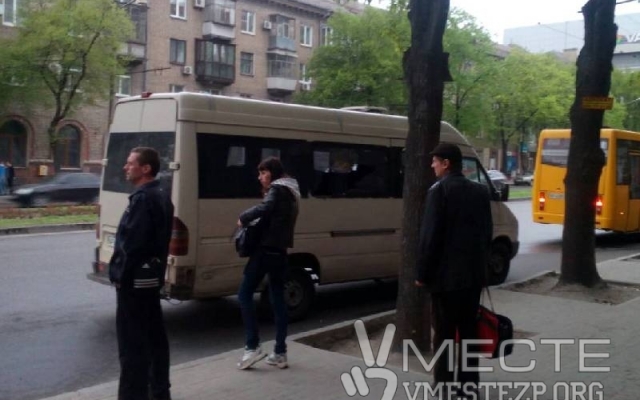 В Запорожье столкнулись троллейбус и маршрутка, у последней выбило стекло (ФОТО) Фото № 0 В Запорожье столкнулись троллейбус и маршрутка, у последней выбило стекло (ФОТО) Фото № 0