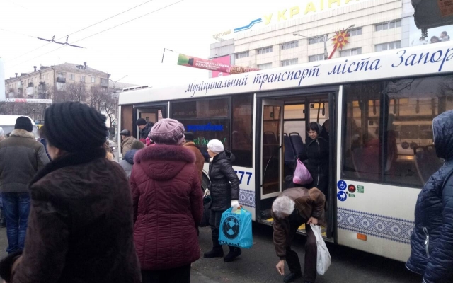 В Запорожье лихачил 17 автобус и маршрутное такси. ФОТО, ВИДЕО Фото № 1 В Запорожье лихачил 17 автобус и маршрутное такси. ФОТО, ВИДЕО Фото № 1