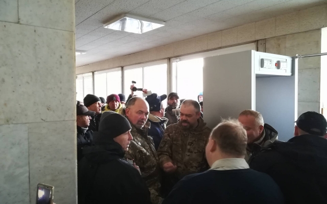 Здание Запорожской облгосадминистрации заполонили люди в камуфляже (ФОТО) Фото № 1 Здание Запорожской облгосадминистрации заполонили люди в камуфляже (ФОТО) Фото № 1